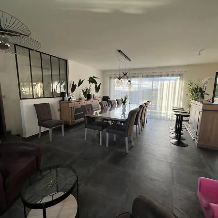Belle Moderne Proche Du Sommet De L'elevage Villa